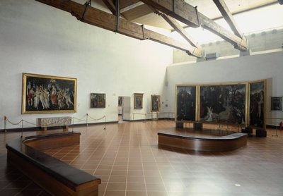 Sala do Museu apresentando a "Primavera" e "Adoração dos Reis Magos" de Botticelli e o tríptico Portinari de Hugo van der Goes