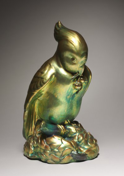 Papagaio, feito na fábrica de Zsolnay, c.1910 de Hungarian School