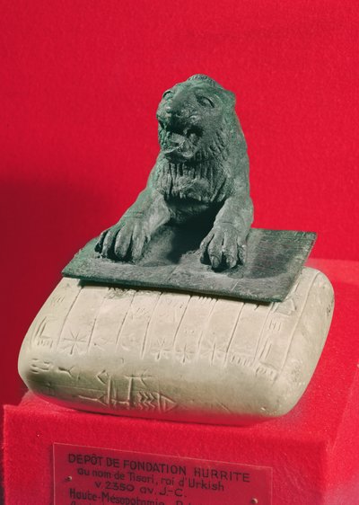 Leão segurando uma tábua de fundação Hurrian do rei Tish-atal de Urkesh e Nawar, c.2150 aC, (bronze e calcário) de Hurrian