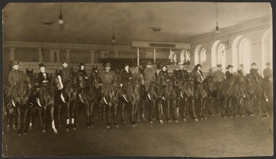 Concurso de equitação no Milchailovsky Manege (Escola de Equitação) de S. Petersburgo: a ronda das senhoras. de Iakob Vladimirovich Shteinberg