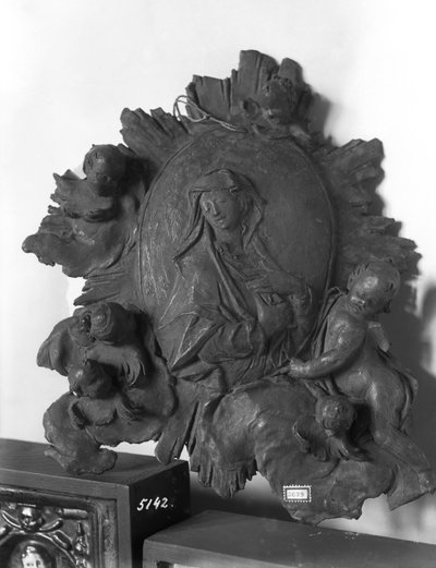 Medalhão representando a Virgem com anjos, c.1746 (bronze) de Ignaz  Gunther