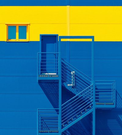 Fachada em azul, amarelo e negrito de Igor Bakotic