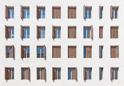 Fachada com janelas geométricas de Igor Bakotic