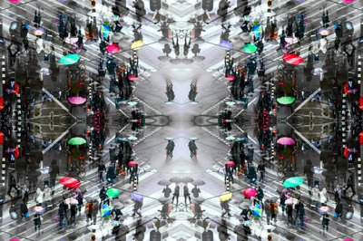 Guarda-chuvas coloridos: Simetria urbana de Igor Shrayer