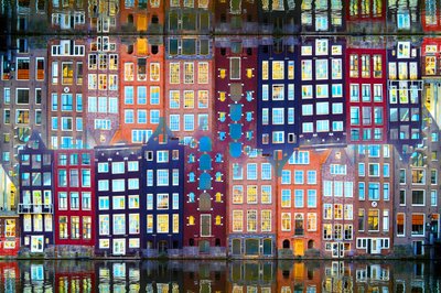 Casas junto ao canal iluminadas de Igor Shrayer