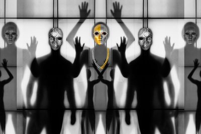 Figuras enmascaradas surrealistas de Igor Shrayer