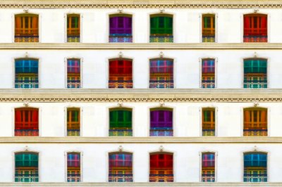 Fachada com janelas coloridas de Igor Shrayer