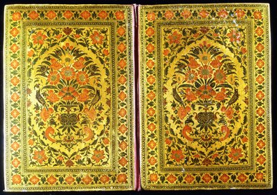 Um par de capas de livros de laca decoradas com um design floral, com um vaso de flores e tentilhões no centro, século XVIII de Indian School