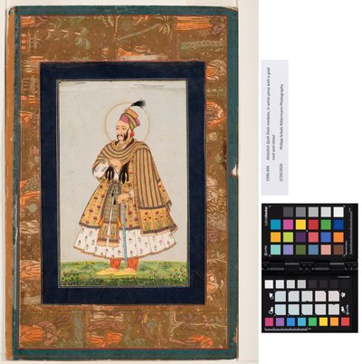 Abdullah Qutb Shah Nimbate, em jama branco com um casaco e xale de ouro, c.1680 (aquarela opaca e ouro sobre papel) de Indian School