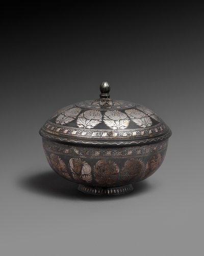 Tigela e tampa de liga de metal incrustada com prata, cada uma com uma faixa de flores naturalistas, 1700-1899 de Indian School