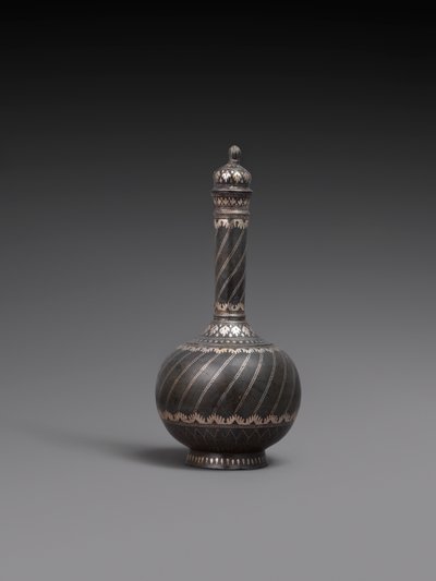 Frasco e tampa e suporte, ou prato de liga de metal incrustado com prata, 1700-99 de Indian School