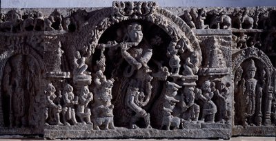 Hinduísmo: "Krishna ou Venugopala, mestre das vacas da flauta" Escultura em pedra preta, parte central (Krishna como Venugopala) do século XII (século XII) de Halebidu, Mysore - Calcutá, museu indiano de Indian School