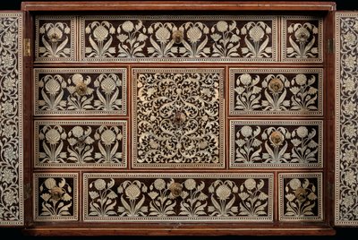 Gabinete Mughal, Gujarat ou Sindh, Índia Ocidental (madeira incrustada em marfim) de Indian School