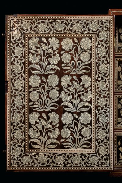 Gabinete Mughal, Gujarat ou Sindh, Índia Ocidental (madeira incrustada em marfim) de Indian School