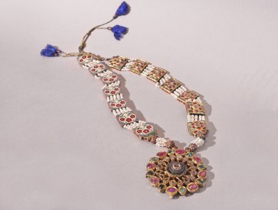 Colar (com desenho floral reversível), c.1870 (metal com pedras) de Indian School