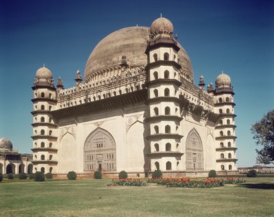 Vista do Gol Gumbaz, mausoléu de Mohammed Adil Shah II (1627-1657) construído em 1659 de Indian School