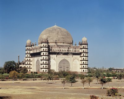 Vista do Gol Gumbaz, mausoléu de Mohammed Adil Shah II (1627-1657) construído em 1659 de Indian School