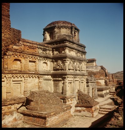 Stupa votiva do templo principal do Site III, 320-530 de Indian School