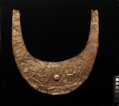 Ornamento em forma de crescente (tobelo) de Indonesian School