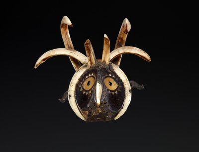 Máscara bucal provavelmente representando a cabeça de um galo (madeira, presas de javali, concha, madrepérola, chifre de búfalo, material resinoso e pigmento) de Indonesian School
