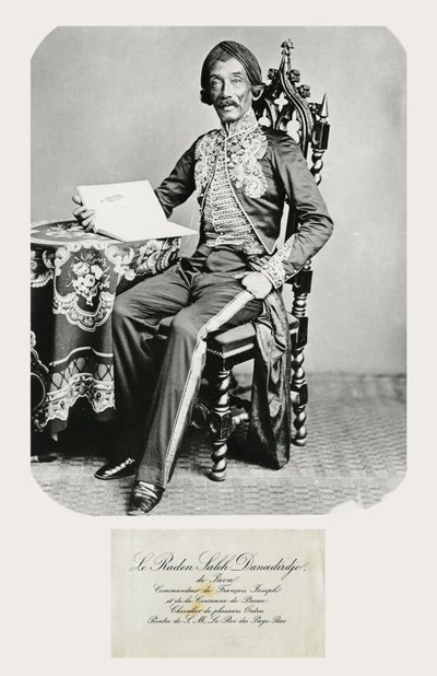 Retrato de Raden Saleh e seu cartão telefônico, c.1850-70 (bw foto e gravura) de Indonesian School