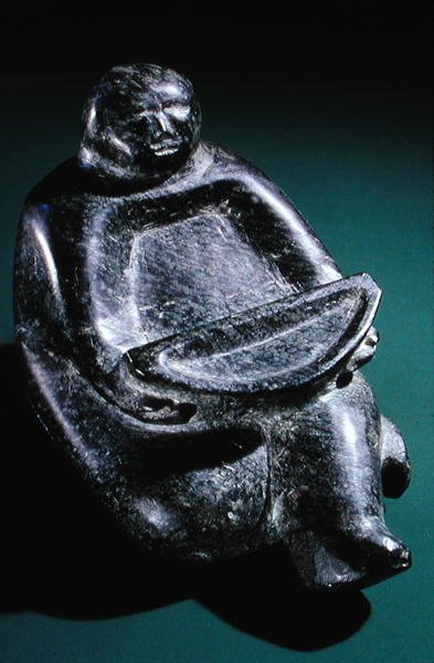 Figura segurando tigela oferta, de Cape Dorset (pedra sabão) de Inuit School