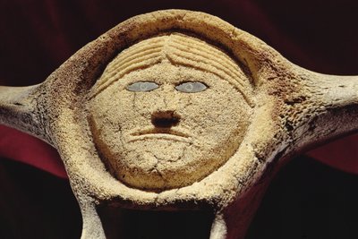 Janus Head, de Cape Dorset (vértebra de baleia) (ver também 228680) de Inuit School