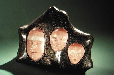 Três eras do homem, do Cape Dorset (pedra e marfim) de Inuit School