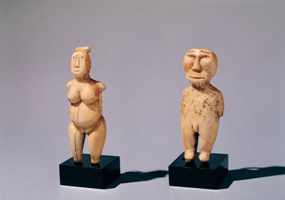 Duas estatuetas de um homem e uma mulher, do Estreito de Bering de Inuit School