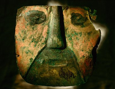 Uma máscara de cobre exumada da cultura de Lambayeque de A.... de Ira Block