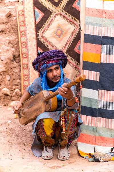 Um músico local no ksar de Ait Benhaddou, em Marrocos, 2017 (foto) de Ira Block
