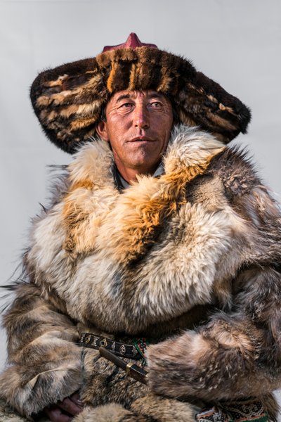 Retrato de um caçador de águias do Cazaquistão, na Mongólia Ocidental, 2016 (foto) de Ira Block