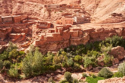 Cenário de uma cidade a caminho de Ait Benhaddou, a partir de Marraquexe, Marrocos, 2019 (foto) de Ira Block