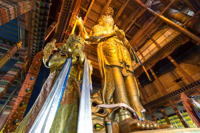 Estátua de Migjid Janraisig no Mosteiro de Gandantegchinlen, um mosteiro de estilo tibetano, 2013 (foto) de Ira Block