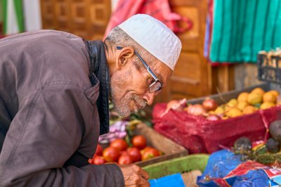 Uma cena de rua na medina de Rabat, Marrocos, 2022 (foto) de Ira Block