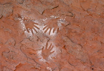 Antiga arte rupestre anasazi, uma impressão de mão em Grand Gulch, Utah de Ira Block