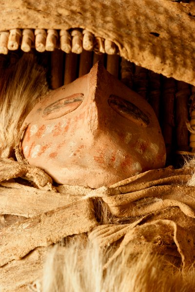 No Museu Pré-histórico do College of Eastern Utah, em Price, Ut., uma tábua de berço Fremont em miniatura com uma estatueta de cerâmica encontrada na década de 1930#39 na zona do Capitol Reef. de Ira Block