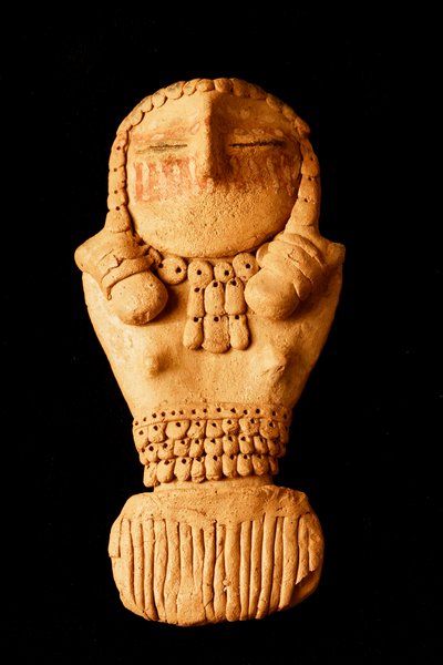 No College of Eastern Utah Prehistoric Museum, em Price, Utah, as estatuetas Pilling da era Fremont, encontradas perto de Range Creek por Clarence Pilling em 1950. de Ira Block