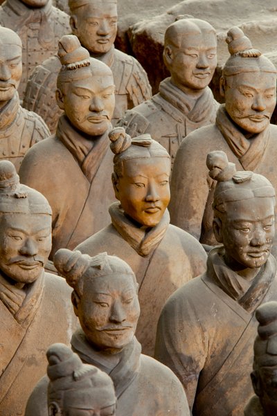 No Museu do Guerreiro de Terra Cotta, cenas dos vários guerreiros na zona do Fosso 1, 2009 (foto) de Ira Block