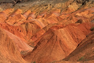 Nas rochas coloridas perto do parque de campismo de Wu Cai Wan, no deserto de Gobi, Xinjiang,..., 2007 (foto) de Ira Block