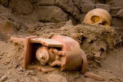 Ossos da fêmea sacrificam uma cerâmica de um homem sentado debaixo de um teto, 2005 (foto) de Ira Block