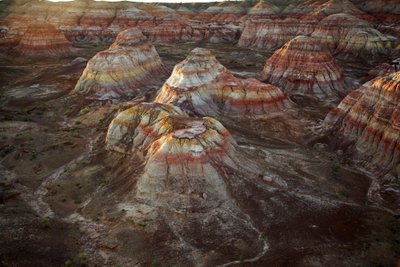 Rochas coloridas perto de Wu Cai Wan, no deserto de Gobi, Xinjiang, China Ocidental, 2007 (foto) de Ira Block