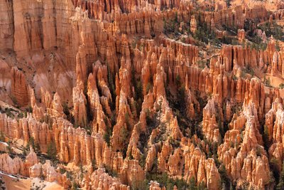 Hoodoos - espirais criadas pela erosão - no Parque Nacional de Bryce Canyon, no Utah, 2019 (foto) de Ira Block