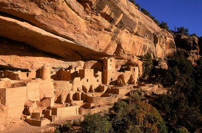 Mesa Verde é um parque nacional dos Estados Unidos localizado no canto sudoeste do Colorado. de Ira Block