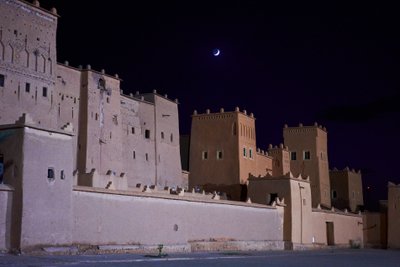 A lua nasce em Ouarzazate, Marrocos, 2019 (foto) de Ira Block