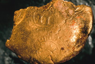 Carga preciosa dos séculos XVI e XVII encontrada em naufrágios perto das águas cubanas. Apresentam-se numa deslumbrante variedade de formas e tamanhos em ouro de 22 quilates. Esta é uma peça de ouro com um selo de imposto de avaliação Cortesia do Gabinete  de Ira Block
