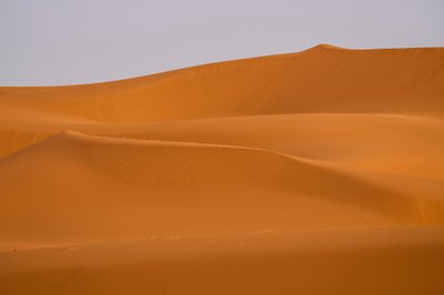 Dunas de areia do Ergg Chebbi, deserto do Sara em Marrocos, 2022 (foto) de Ira Block
