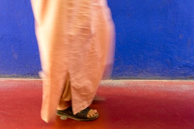 Passando por um muro azul no Jardim Majorelle, em Marraquexe, Marrocos, 2014 (foto) de Ira Block