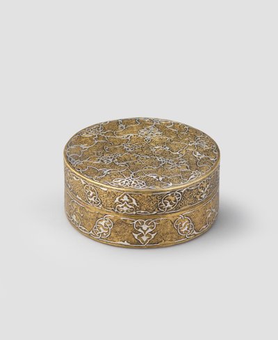 Caixa com tampa de forma cilíndrica, de latão gravado incrustado com prata, com douramento posterior e eventual adição de banda interna, 1400-c.1525 de Iranian School