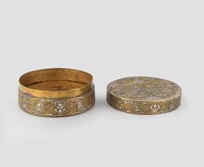Caixa com tampa de forma cilíndrica, de latão gravado incrustado com prata, com douramento posterior e eventual adição de banda interna, 1400-c.1525 de Iranian School